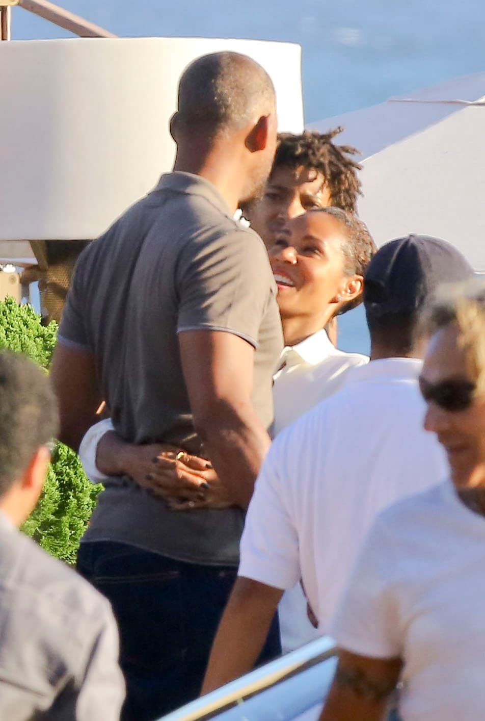 Se nota que este par está muy enamorado.