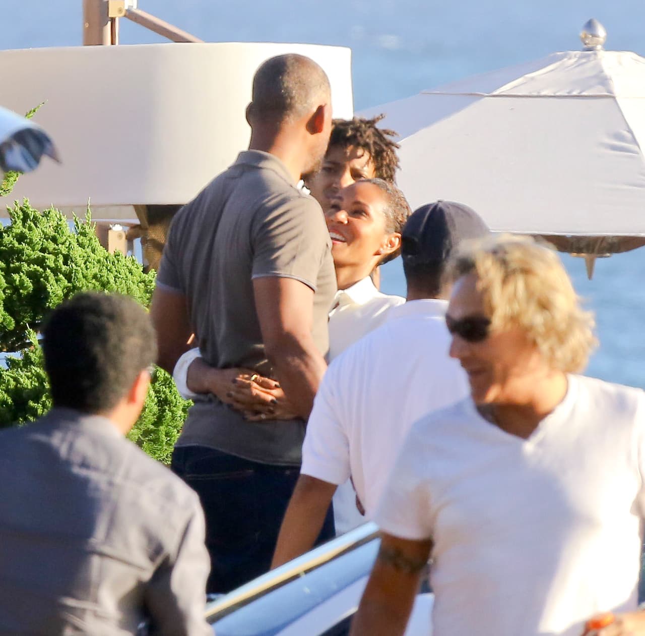 La actriz le dio un tierno abrazo a su esposo.