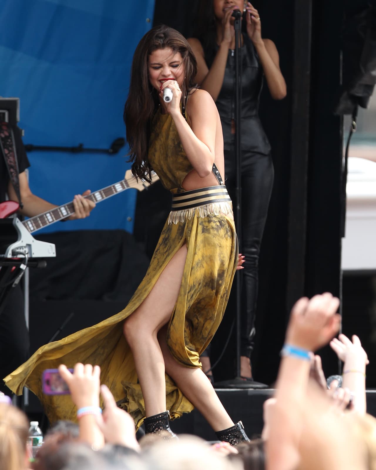 La intérprete de 'Love Song' traía una falda muy abierta...