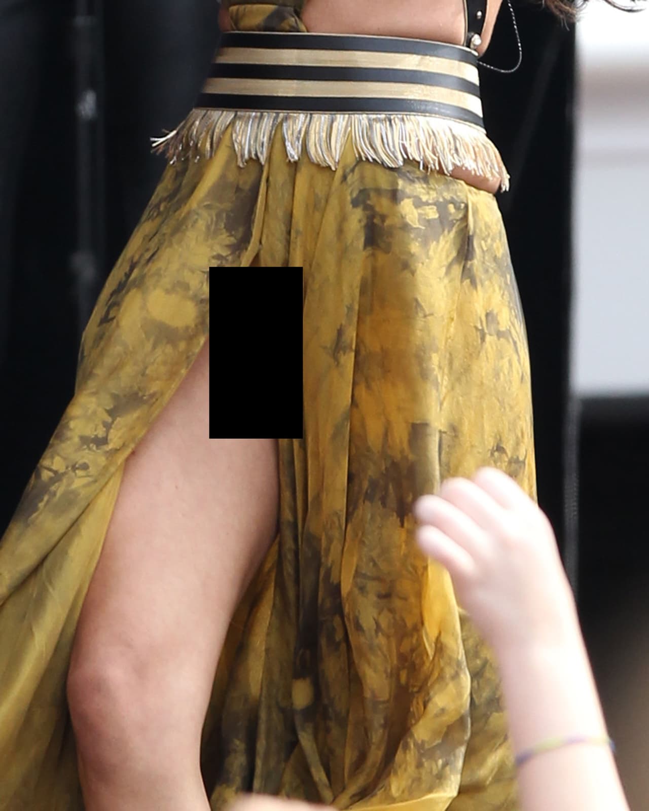 Y entre tanto brinco en el escenario... ¡pum! La falda se abrió de más y dejó ver parte de su entrepierna.