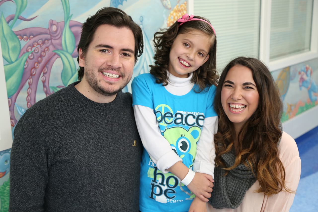 Como una pequeña señorita, ella quería jugar a pintarse las uñas y ponerse brillos.