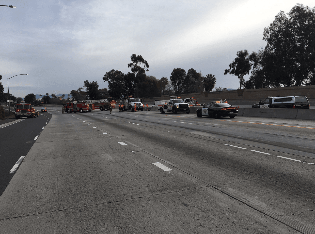 La coalición produjo una pequeña pérdida de aceite del motor del vehículo. No hubo fugas de propano, ni incendios, tampoco se reportaron heridos, de acuerdo con Brian Humphrey del Departamento de Bomberos de Los Ángeles. Sin embargo, las autoridades preeven gran retraso en la vía a propósito de las labores de limpieza e investigaciones sobre las causas del accidente.
<br>