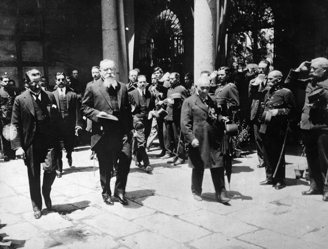 1 de enero: En México, el político Venustiano Carranza proclama la ciudad de Querétaro como nueva Capital de la República Mexicana.