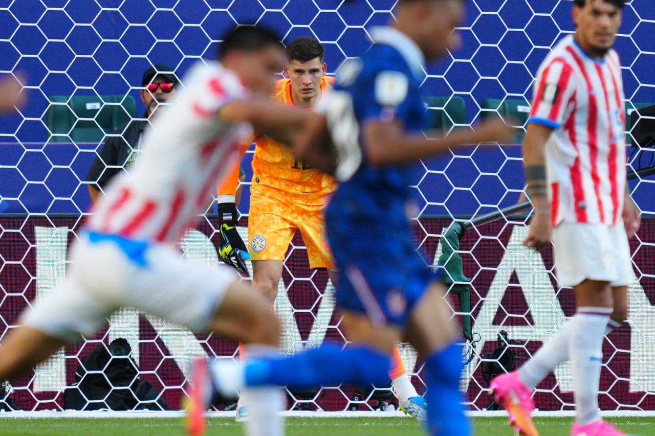 Orlando Gill observa el partido desde el arco.