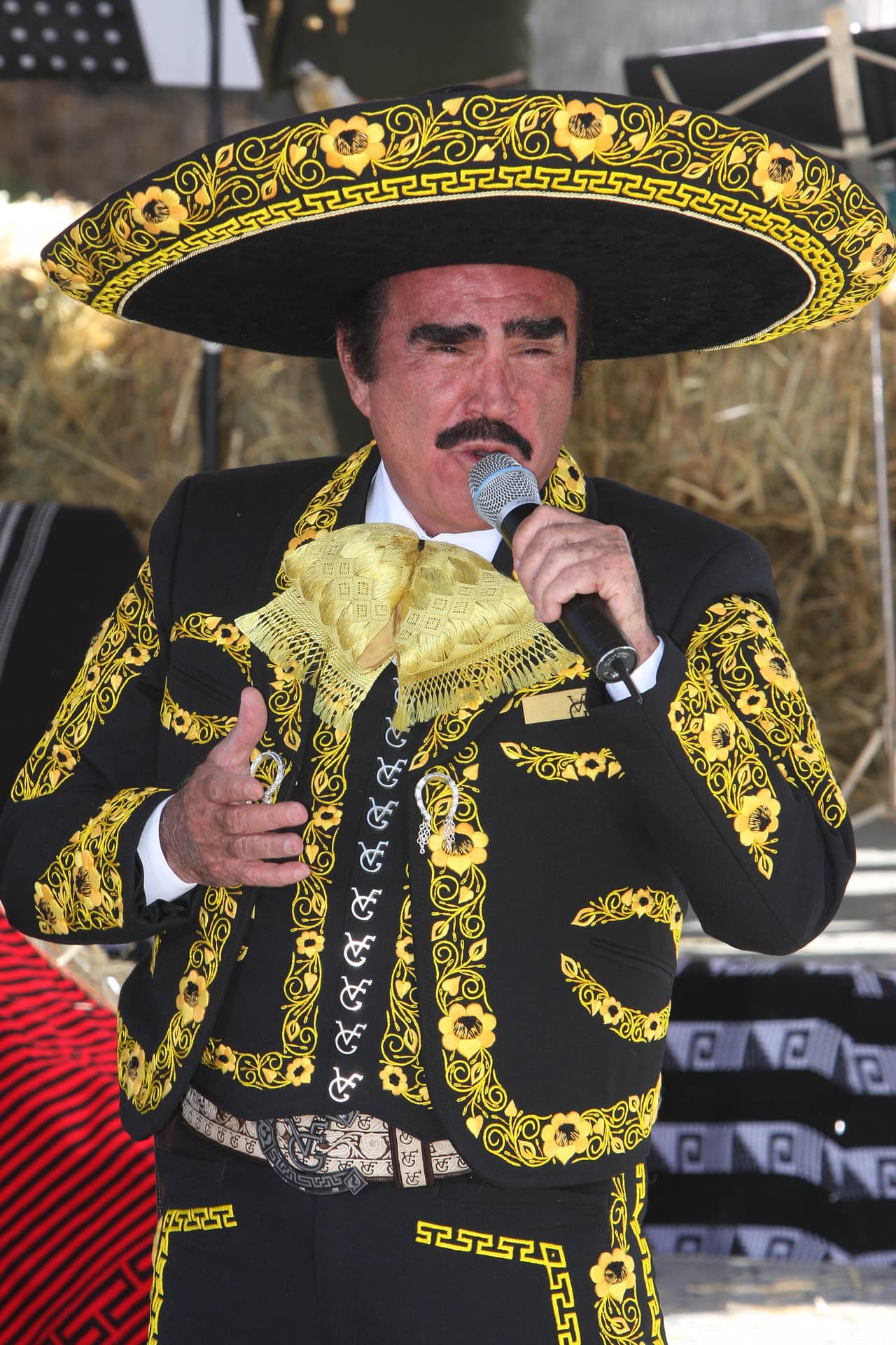 Tras la muerte de Javier Solís, ‘El Chente’ firmó con CBS México, lo que ahora se conoce como Sony, siendo esta la estratégica movida que lo llevó a la gloria, con discos musicales exitosos y actuaciones en la televisión y el cine.