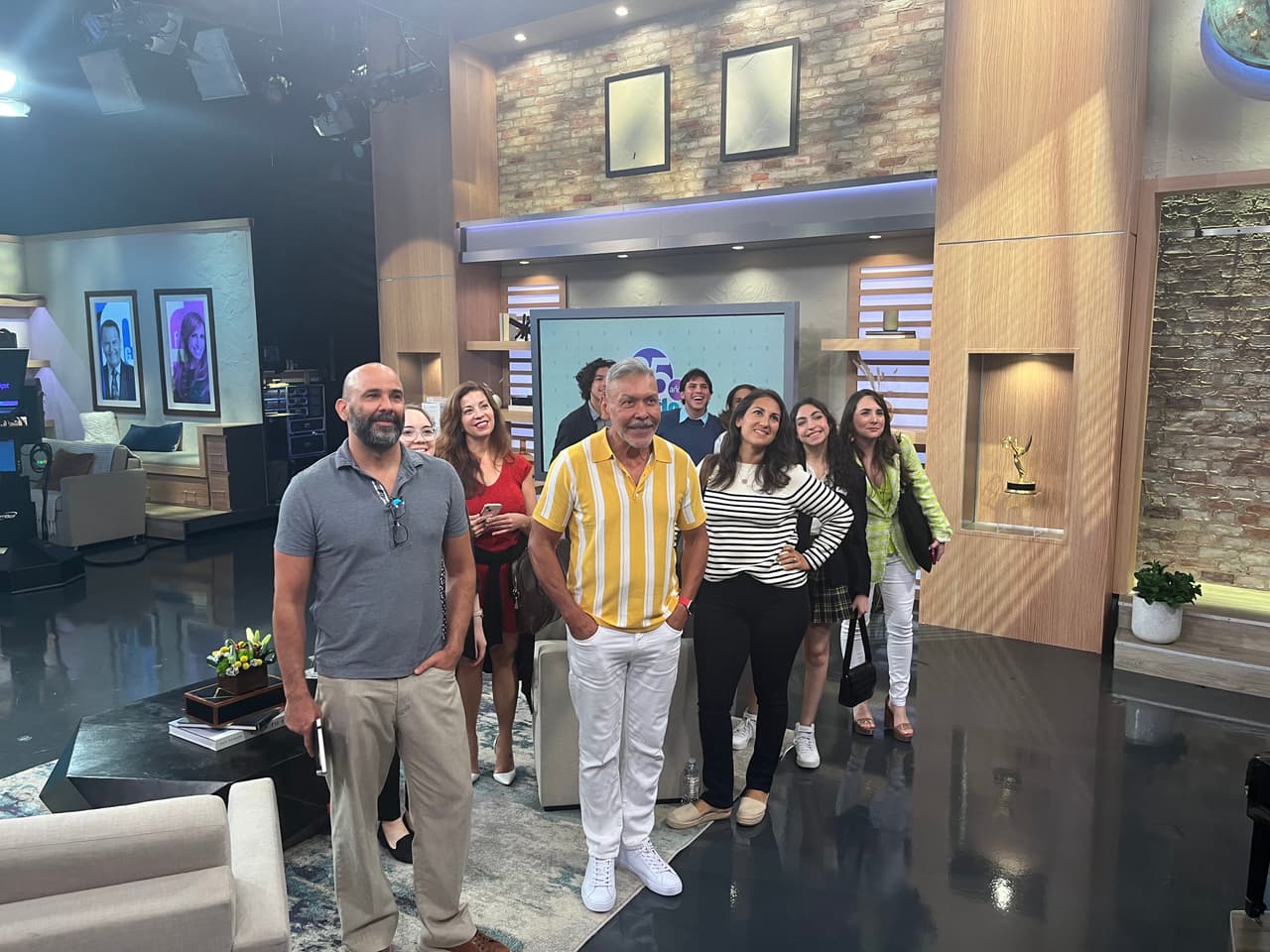 Jóvenes participantes en los estudios de TelevisaUnivision en Miami