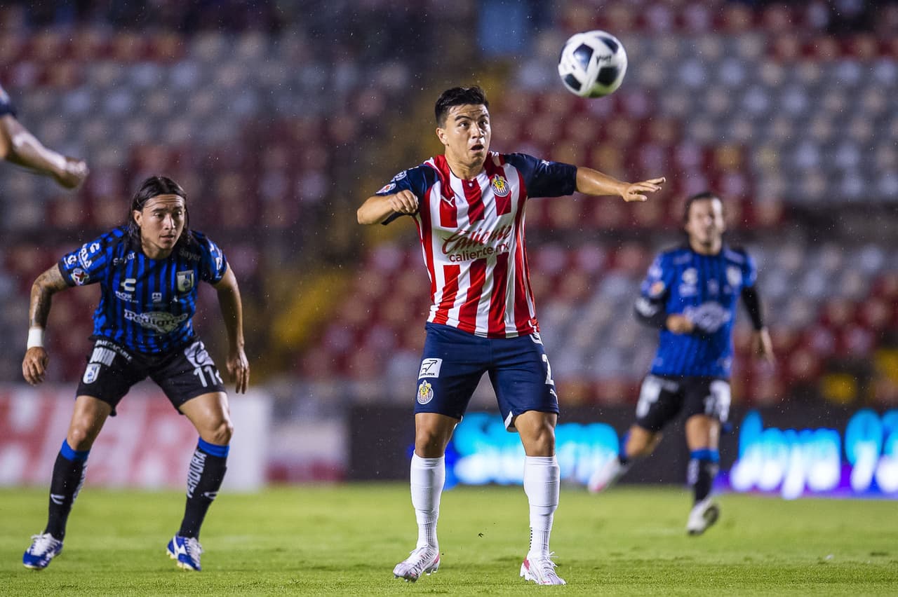 Jonathan Dos Santos es el héroe de la noche, ya que su solitario gol le da un valioso triunfo a Querétaro 1-0 sobre las Chivas.