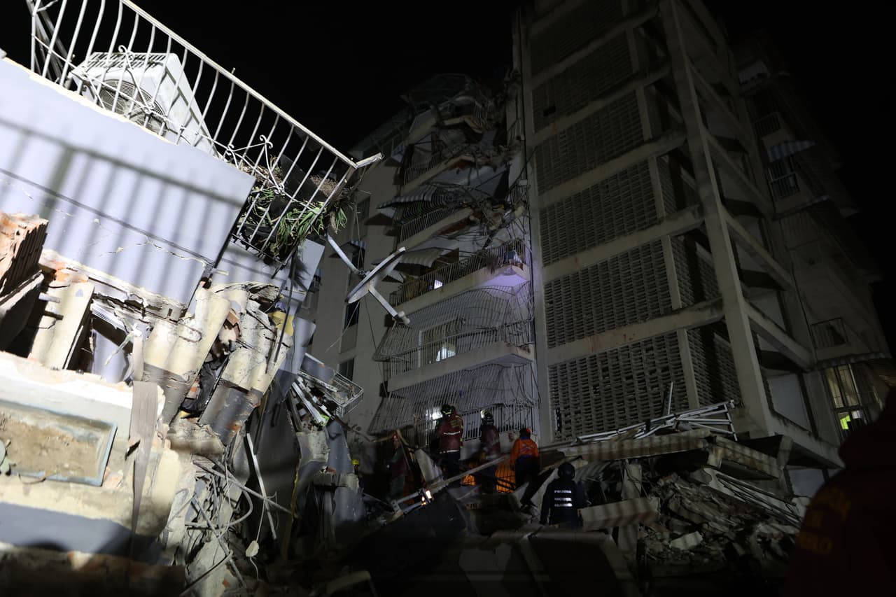 Equipos de rescate inspeccionan un edificio dañado tras un terremoto en Caracas.