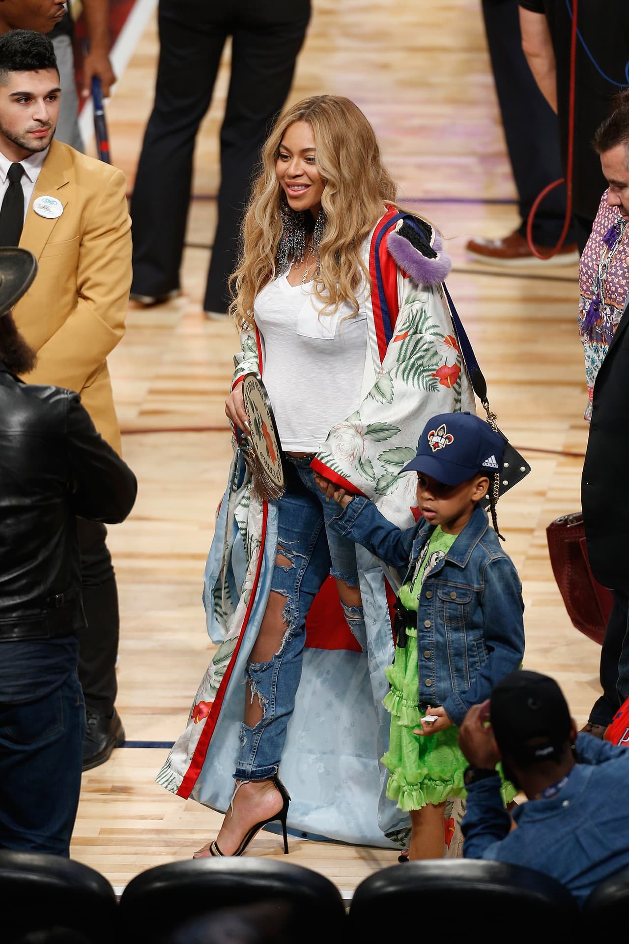 Beyoncé presumió su barriga en un partido de la NBA acompañada de su esposo y hija.