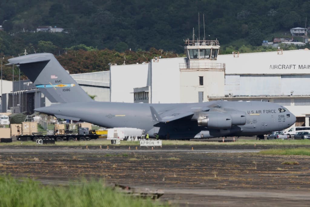 De la Fuerza Aérea de Estados Unidos en Ceiba está un C-17 Globemaster III, que permite transportar equipo militar pesado al igual que ofrecer auxilio para evacuaciones aéreas.
<br>Al igual que el Boeing C-5 Galaxy, este avión tiene la capacidad de aterrizar en un aeropuerto pequeño como el José Aponte de la Torre.