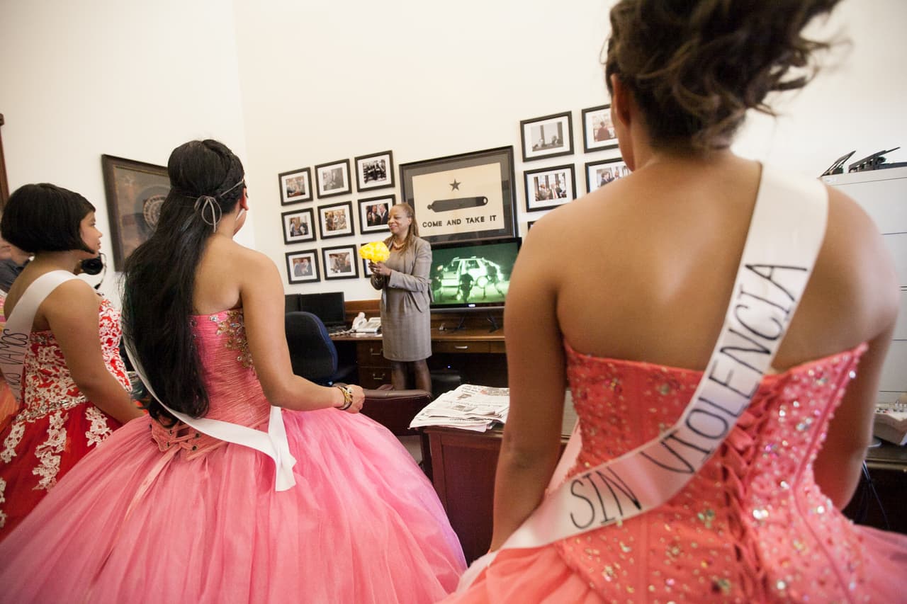 Entregaron flores de papel, que ellas mismas elaboraron, a los legisladores que se opusieron a la medida, como señal de gratitud.