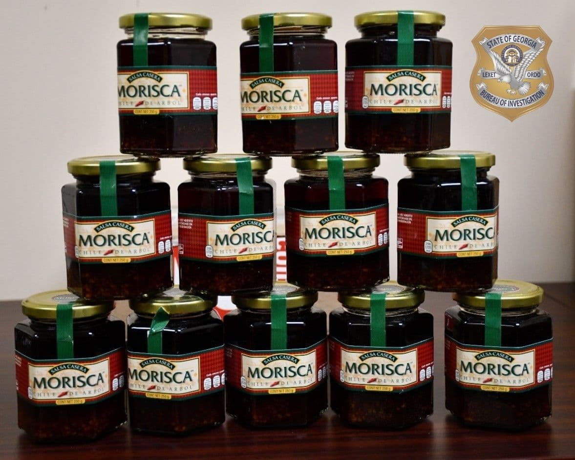 Pareja es arrestada por traficar metanfetaminas en frascos de salsa 