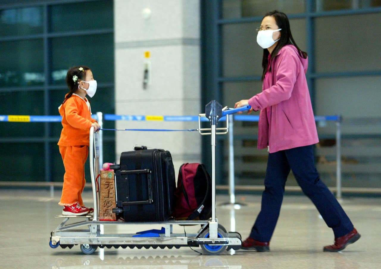 Quienes viajan aún deben usar una mascarilla y practicar el distanciamiento social.
<br>