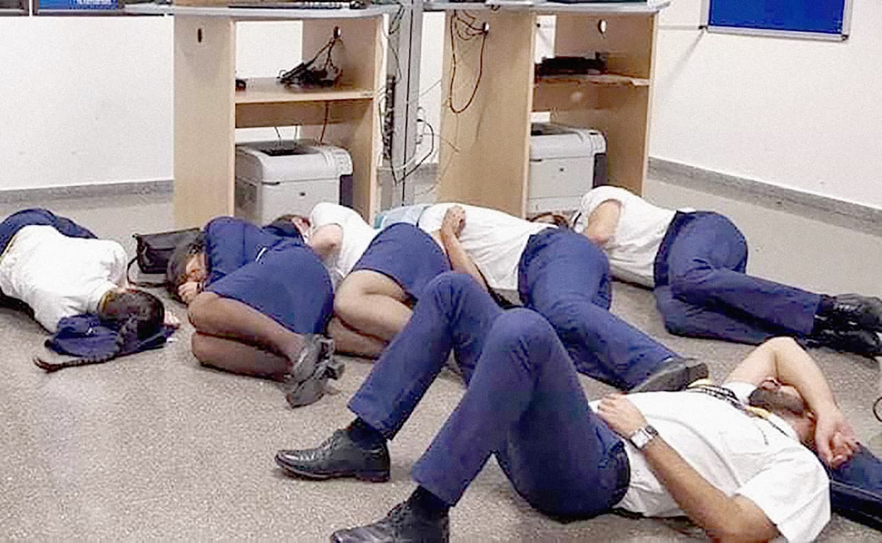 Seis tripulantes de la aerolínea de bajo costo Ryanair fueron despedidos tras publicar esta foto