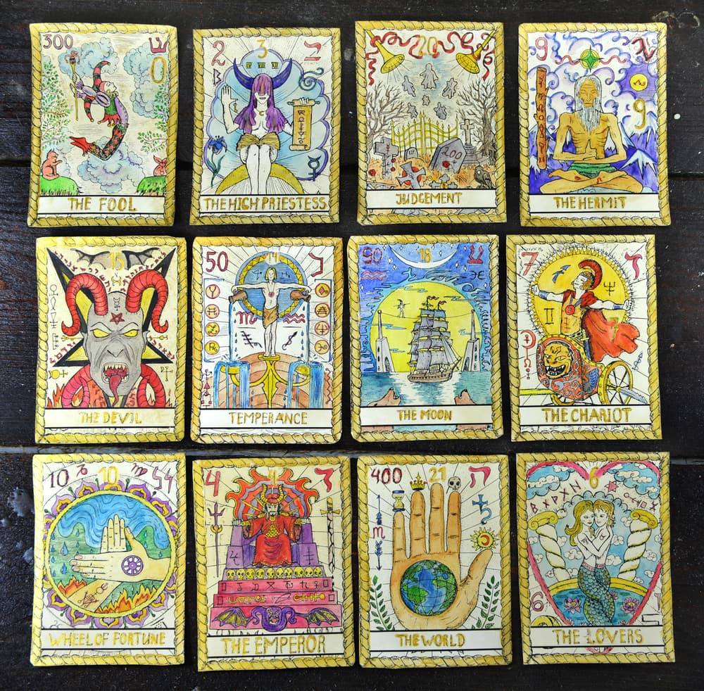 La tercera carta en el orden del círculo, 
<b>GÉMINIS</b>, habla de 
<b>viajes y comunicación</b>. No sólo de oportunidades de viajes o crecimiento, sino cualquier mensaje que pueda ser esencial comunicarle al consultante.