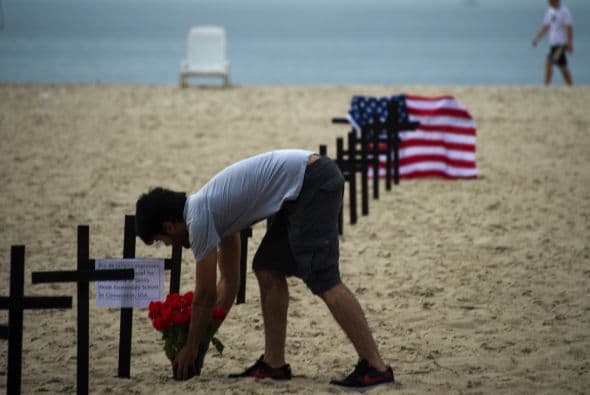 La matanza, ocurrida este viernes en la localidad de Newtown (Connecticut) y que le costó la vida a un total de 27 personas, 20 de ellos niños de corta edad, seis adultos y el atacante, ha sido condenada por autoridades de todo el mundo.