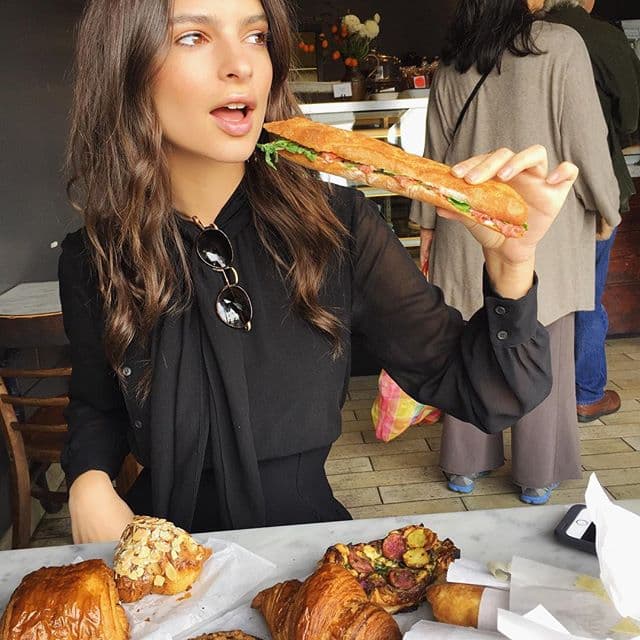 Aunque la modelo comparte fotos en las que se le ve comiendo.