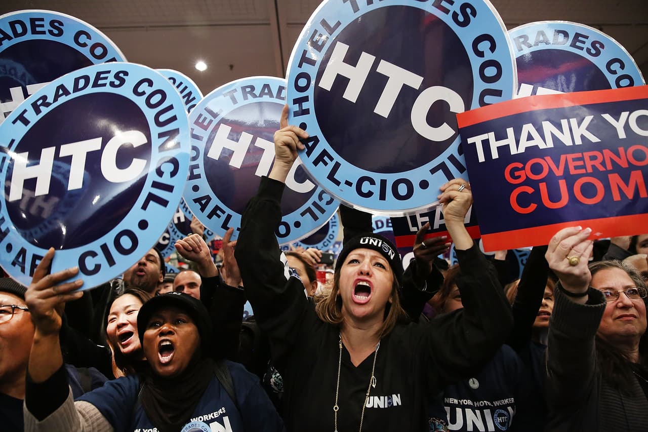 Mujeres trabajadoras festejan las leyes que les garantizan importantes mejoras.