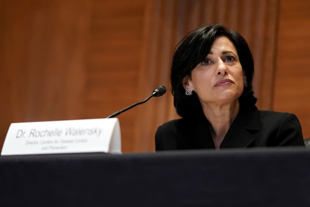 La directora de los CDC amplía la recomendación de una dosis de refuerzo a los trabajadores más expuestos al virus