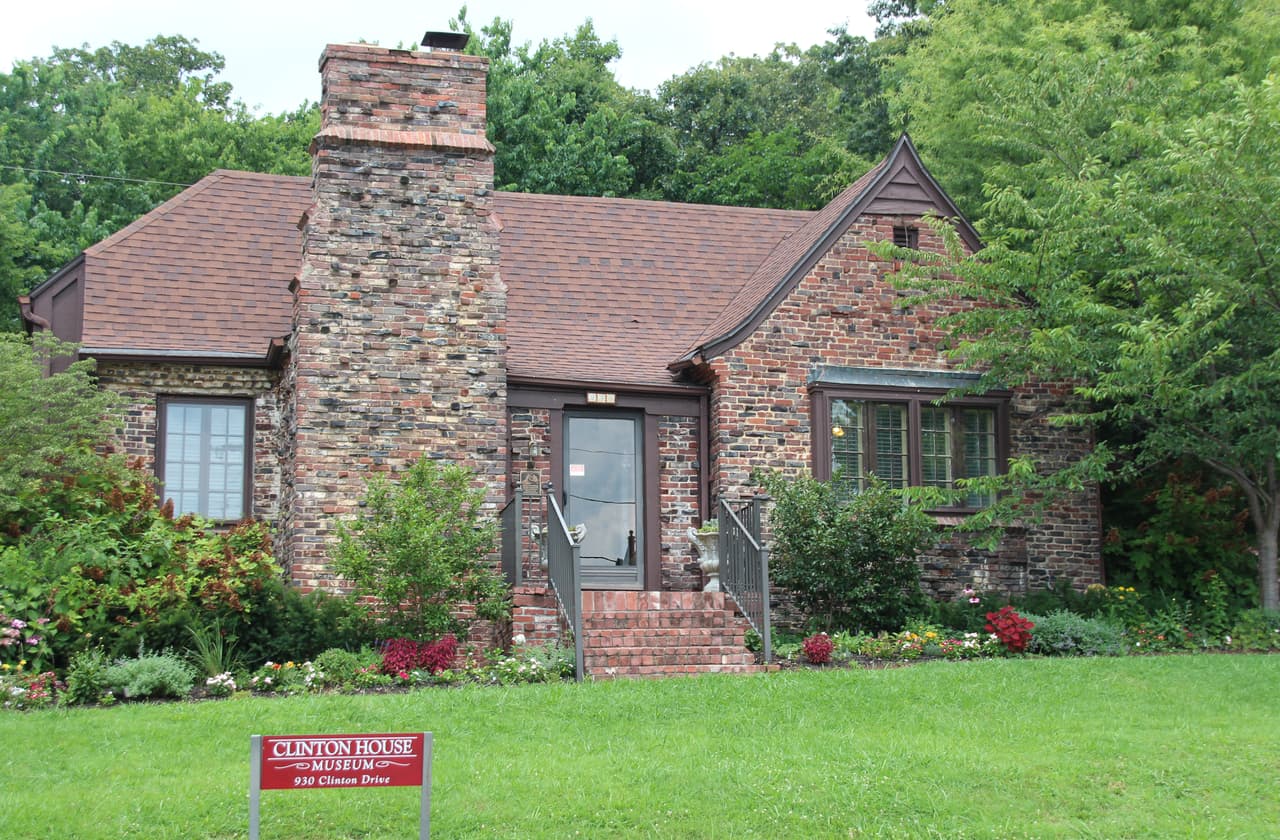 Para ser elegible para el programa, los solicitantes deben tener la capacidad de mudarse al noroeste de Arkansas dentro de los seis meses posteriores a la aceptación y firmar un contrato de arrendamiento de vivienda o comprarla. En la fotografía la casa de Bill y Hillary Clinton en Fayetteville, donde se casaron en 1975, ahora convertida en un museo.