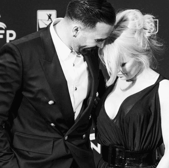 <b><a href="https://www.elmundo.es/loc/celebrities/2019/06/25/5d12055cfdddffc0bf8b4611.html" target="_blank">De acuerdo con El Mundo</a></b>, la foto que Pamela Anderson eligió para contar su infierno personal, corresponde a un evento de la UNFP (Union Nationale des Footballeurs Professionnels) realizado el pasado 19 de mayo en Paris.