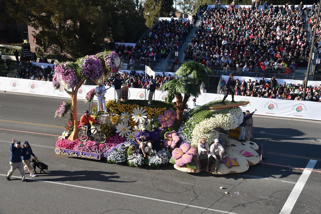 Miles de personas disfrutaron de este tradicional desfile lleno de música y color