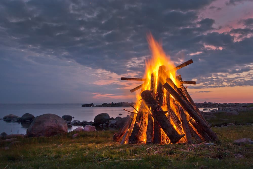 Si el espacio te lo permite y sobre todo el lugar, puedes hacer una pequeña fogata u hoguera, como en el mar o de campamento, agradeciendo al Sol y al Universo todo lo que ha hecho por ti durante este año.