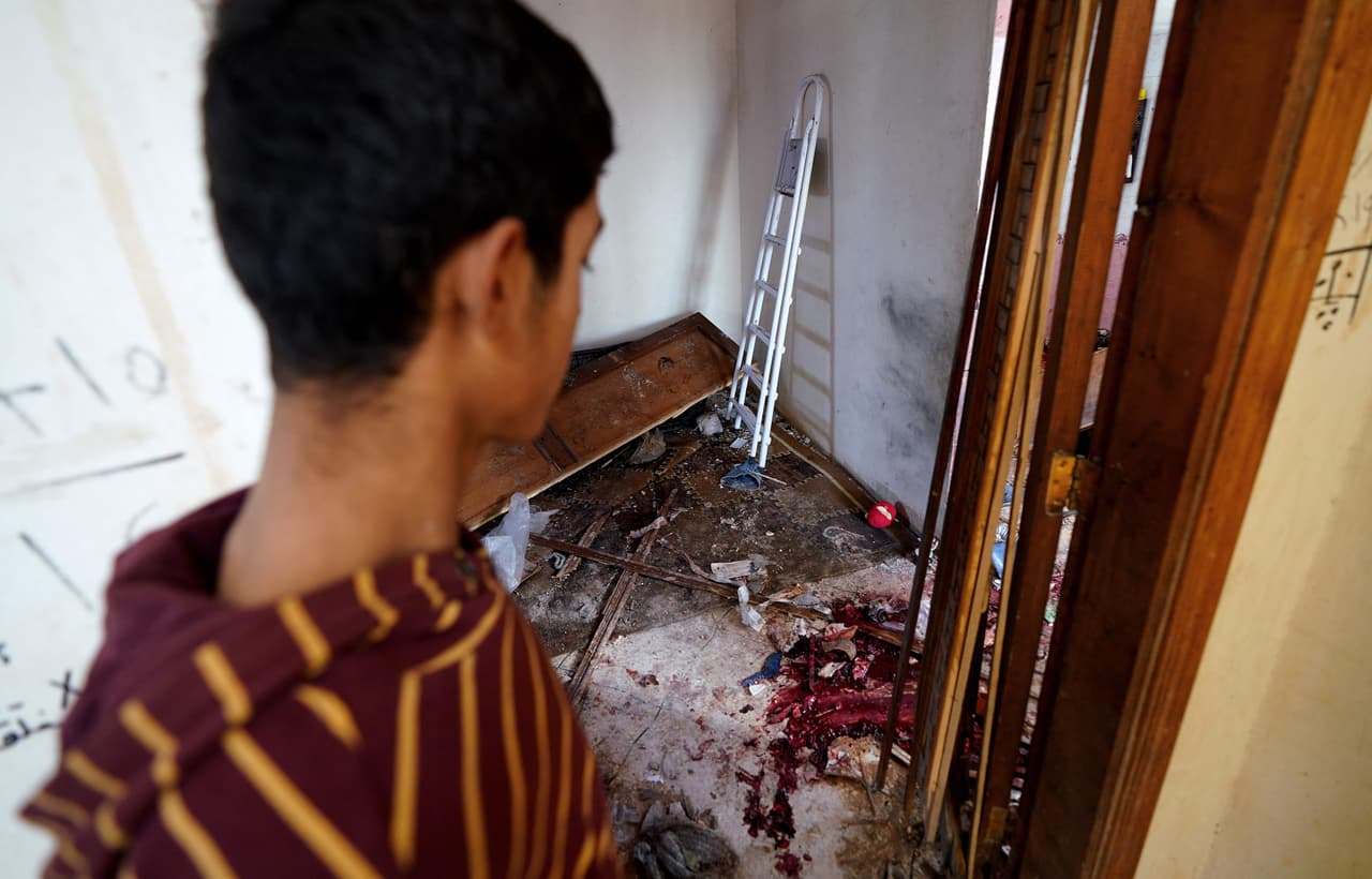 Un joven revisa el lugar donde se produjo el ataque. Los militares aterrizaron en helicóptero cerca de campamentos de desplazados, indicó Abdel Rahman, director del Observatorio Sirio para los Derechos Humanos (OSDH).