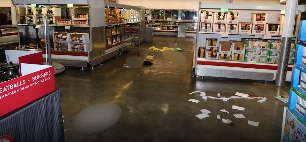 El incidente tuvo lugar el viernes, 14 de junio, aproximadamente a las 7:45 pm, cuando se reportó que un oficial de policía fuera de servicio disparó contra un hombre y sus dos acompañantes en un almacén de Costco en Corona, California, tras ser atacado por el hombre, según
<a href="https://www.coronaca.gov/Home/Components/News/News/4012/17"><u style="box-sizing: border-box;">declaró</u></a> el Departamento de Policía de Corona.