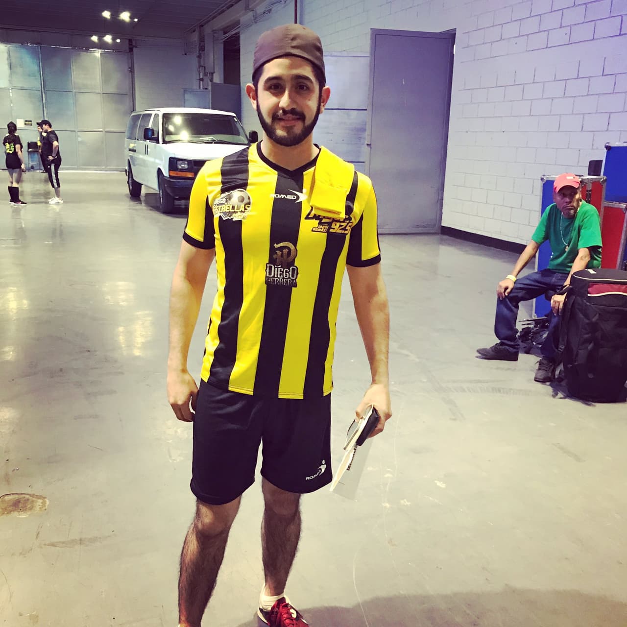 Diego Herrera dejó a un lado el traje grupero para transformarse en futbolista. Él formó parte del equipo de Las bandas.