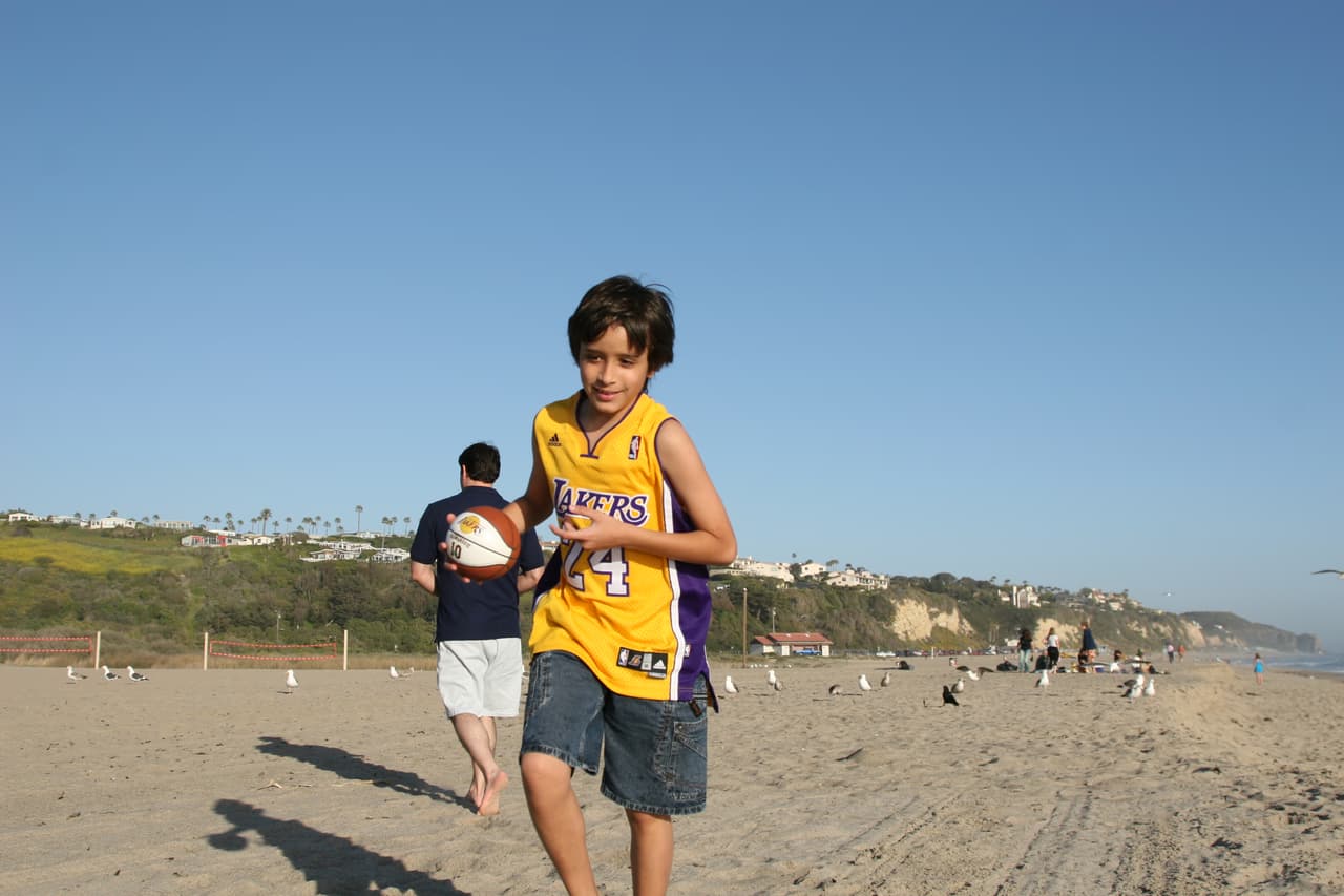 Ha logrado conocer a Ricky Marin, siempre ha querido ser estrella y sabe que La Banda le daría ese empujón que necesita.