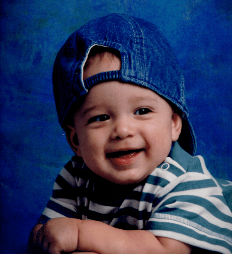 Ha logrado conocer a Ricky Marin, siempre ha querido ser estrella y sabe que La Banda le daría ese empujón que necesita.