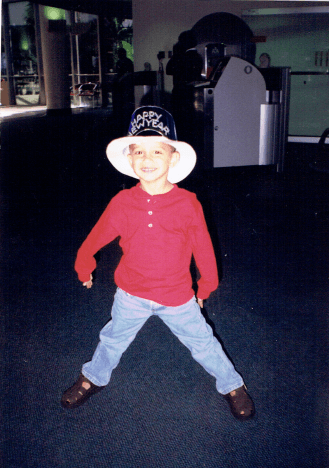 Ha logrado conocer a Ricky Marin, siempre ha querido ser estrella y sabe que La Banda le daría ese empujón que necesita.