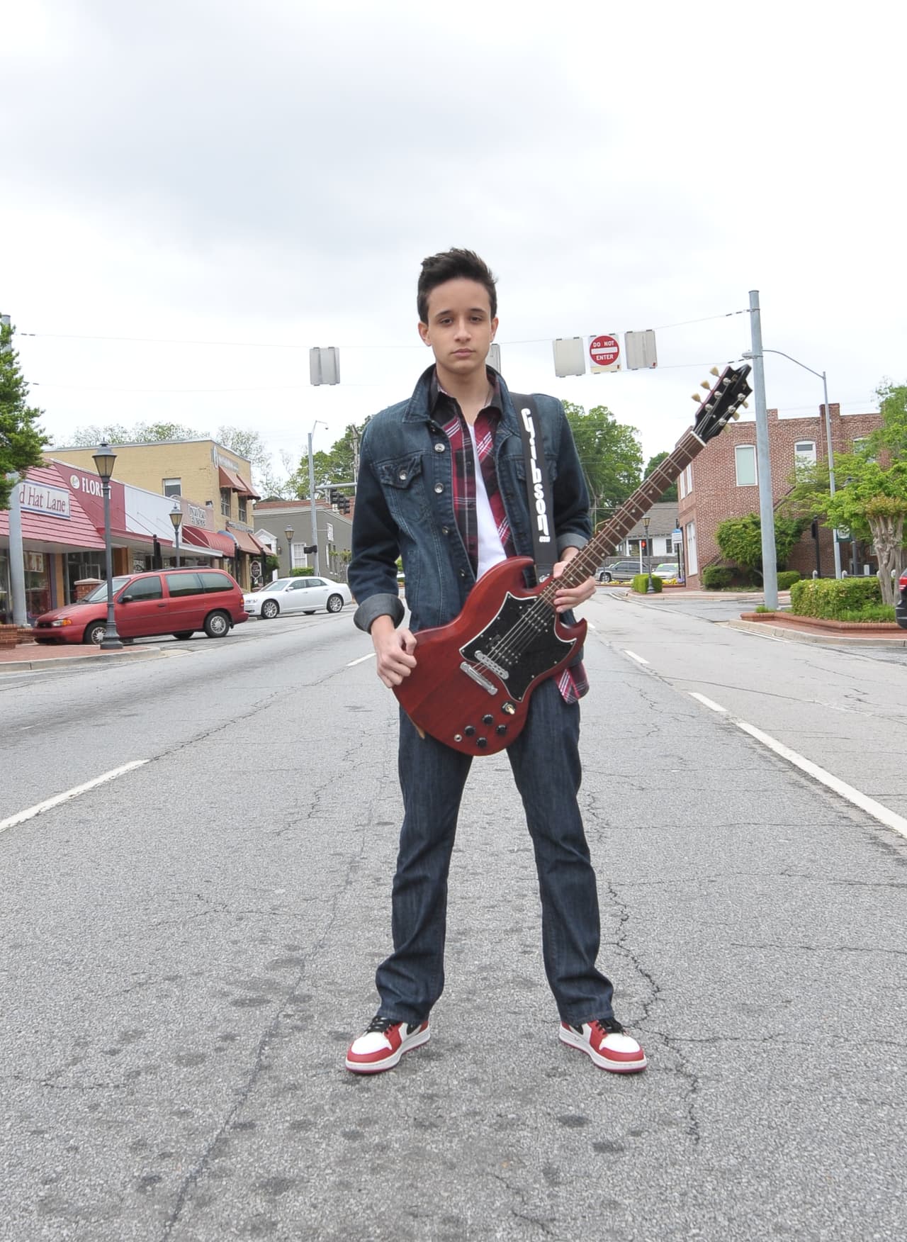 Ha logrado conocer a Ricky Marin, siempre ha querido ser estrella y sabe que La Banda le daría ese empujón que necesita.