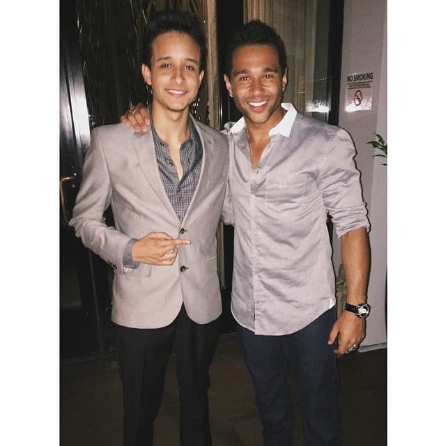 Ha logrado conocer a Ricky Marin, siempre ha querido ser estrella y sabe que La Banda le daría ese empujón que necesita.