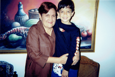 Ha logrado conocer a Ricky Marin, siempre ha querido ser estrella y sabe que La Banda le daría ese empujón que necesita.