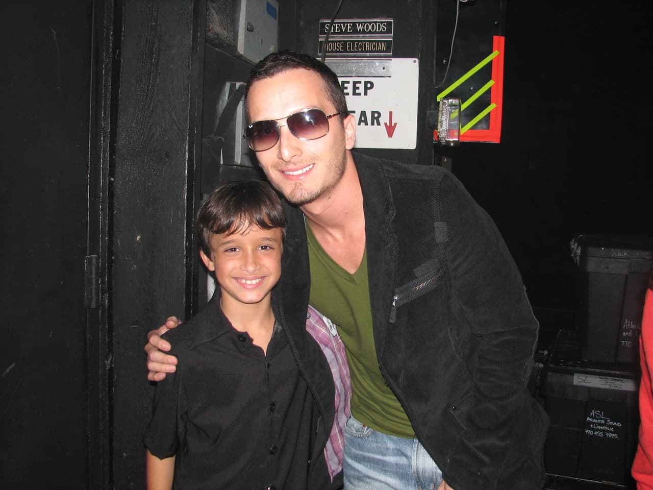 Ha logrado conocer a Ricky Marin, siempre ha querido ser estrella y sabe que La Banda le daría ese empujón que necesita.