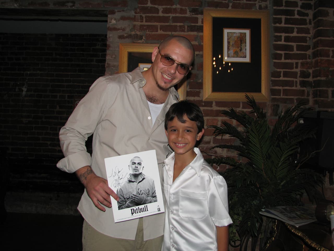 Ha logrado conocer a Ricky Marin, siempre ha querido ser estrella y sabe que La Banda le daría ese empujón que necesita.