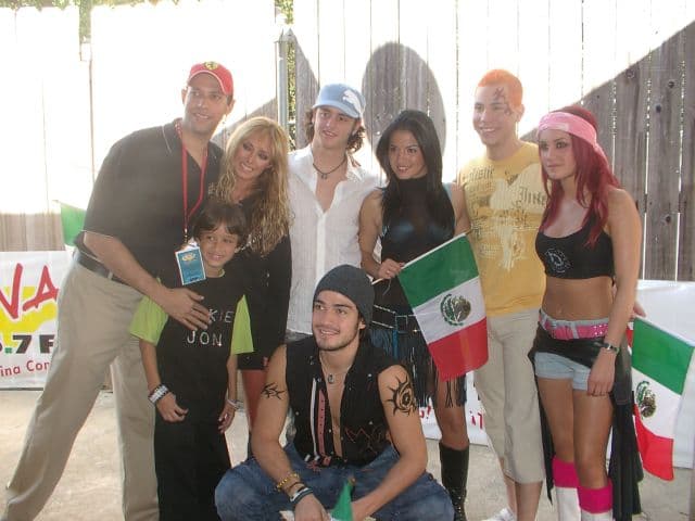 Ha logrado conocer a Ricky Marin, siempre ha querido ser estrella y sabe que La Banda le daría ese empujón que necesita.