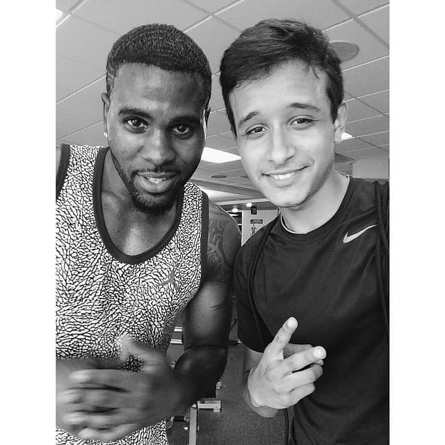 Ha logrado conocer a Ricky Marin, siempre ha querido ser estrella y sabe que La Banda le daría ese empujón que necesita.