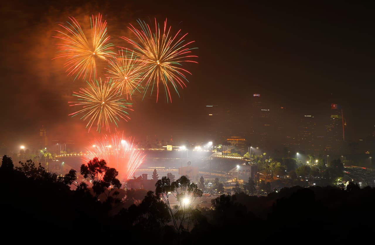 Ya al final del día el cielo de la región se sumó a los espectáculos de fuegos artificiales en todo Estados Unidos. Sin embargo, más de 100 unidades de cuerpos de bomberos se mantuvieron bajo alerta de sismo, listos para actuar tan pronto como se encendieran las próximas alertas en la región.