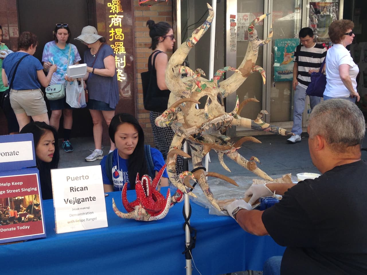 El artista Felipe Rangel explica cómo elaborar una máscara tradicional de Puerto Rico.