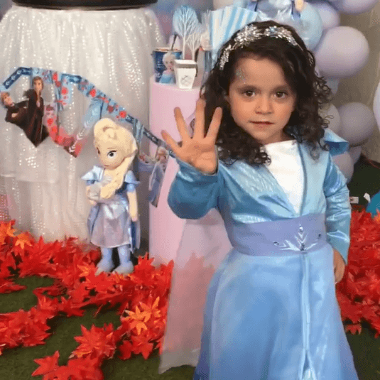 La actriz también compartió un 
<a href="https://www.univision.com/famosos/en-video-la-primera-y-muy-breve-entrevista-de-elizabeth-alvarez-a-maxima-su-hija-con-jorge-salinas-video" target="_blank">video</a> donde se puede ver que Máxima se disfrazó de Elsa, personaje de la película 'Frozen', para celebrar su cumpleaños.