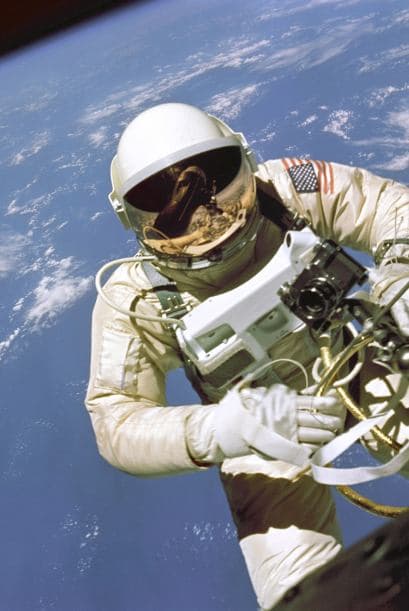 El astronauta Ed White flota afuera de la escotilla de su cápsula Gemini 4 en el espacio el 03 de junio 1965. Fue la primera caminata espacial estadounidense y duró 23 minutos.