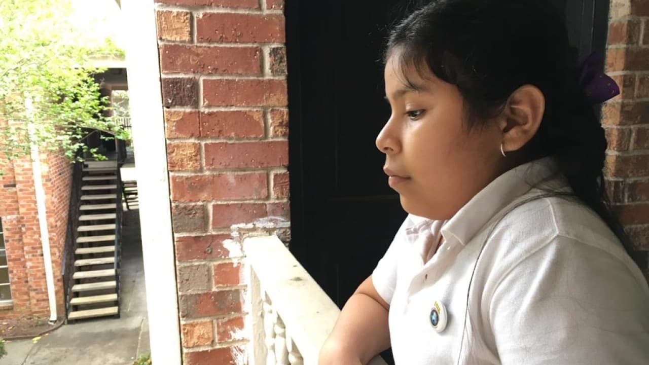 "Estoy angustiada", dice la niña que iba a ser deportada sola a El Salvador al saber que su caso se resolverá en octubre