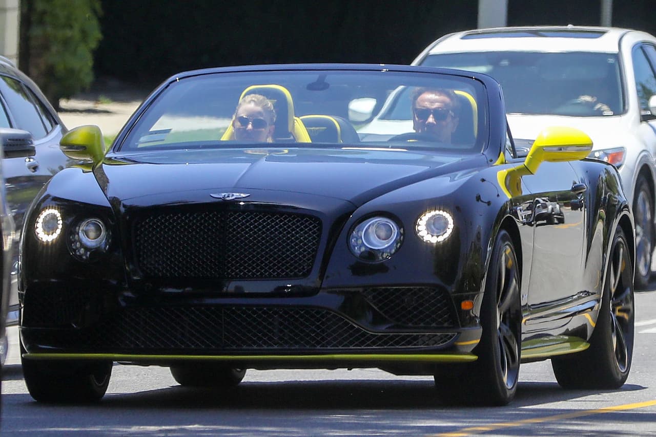 El exgobernador de California, 
<b>Arnold Schwarzenegge</b>r, ha sido captado varias veces a bordo de su Bentley convertible, el cual ha sido personalizado con detalles en amarillo fluorescente.