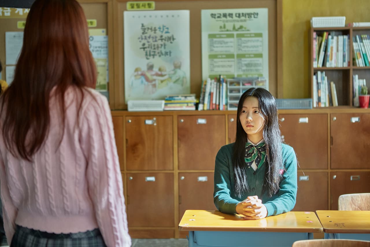 <b>Personalidad de Choi Nam-ra</b>
<br>En la serie de Netflix la jefa de grupo Choi Nam-ra interpretada por la actriz Cho Yi-hyun es muy callada y recluida. No es hasta que el brote de zombies ocurre cuando habla más con sus compañeros de clase.