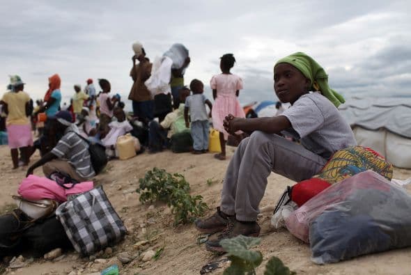 Las intensas lluvias convirtieron las calles de la capital en arroyos que arrastraban la basura por la ciudad. Más al norte, en Gonaives, la policía evacuó a 200 presos de una cárcel a otra.