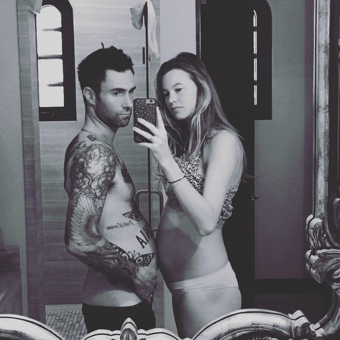 Adam Levine y su esposa, la súper modelo Behati Prinsloo, mostraron lo mucho que han crecido sus pancitas durante el embarazo.