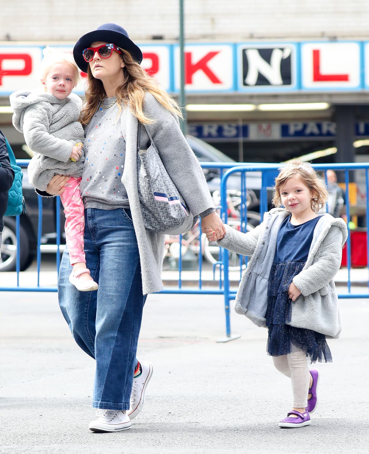 Mientras estaba embarazada de su segunda hija, Barrymore participó en una sesión de fotos para la portada de Women's Health, en la que alentó a las mujeres embarazadas a no perseguir ideales de perfección, "no se supone que tengas que ser perfecta mientras estás embarazada, el embarazo es la perfección" explicó la actriz.